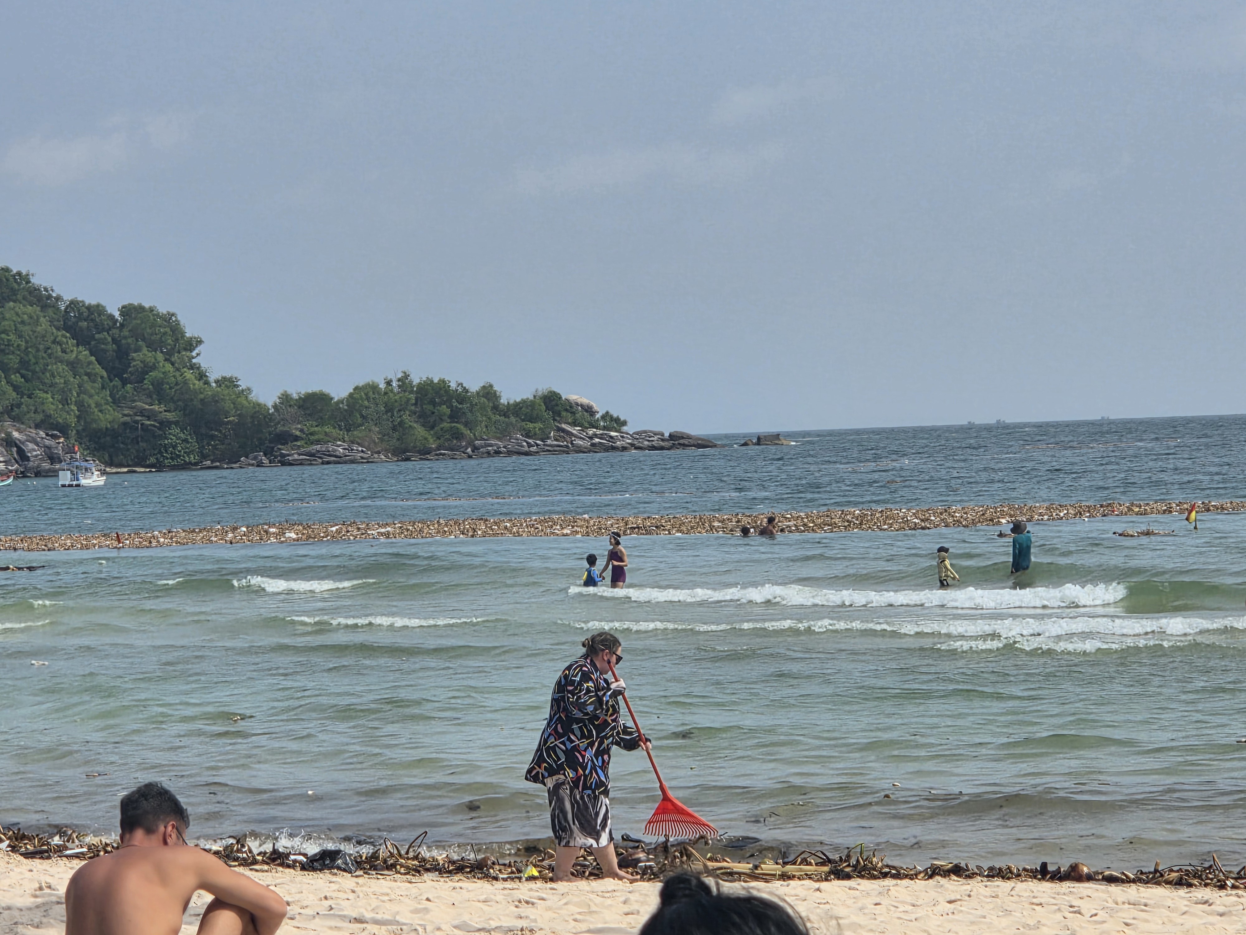 쓰레기치우는중년여성